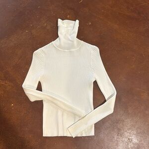 ZARA. NWOT. Cream turtle neck. Medium.